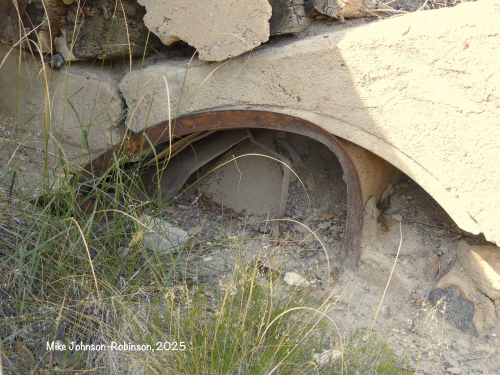 Closed and half buried ventilation shaft 